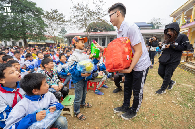 Hành trình chia sẻ yêu thương tới tỉnh Hoà Bình của sinh viên trường Báo