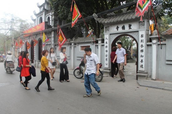 Đầu năm mọi người đi lễ Chùa Hà