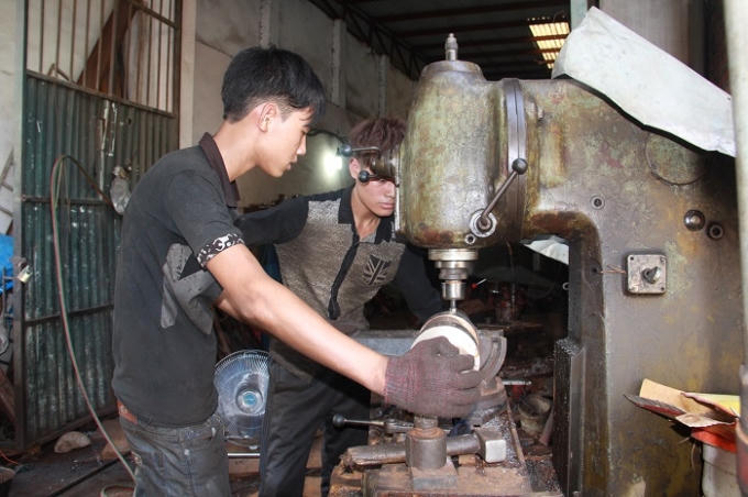 Ở đây chỉ cần nghe, xem búa hay máy đập bao nhiêu nhát là đoán ra được ngay đang làm sản phẩm gì.