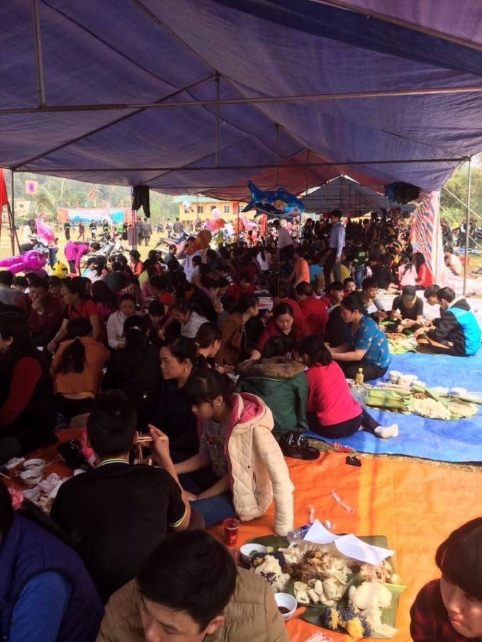 Ảnh: Tất cả mọi người cùng các du khách gần xa phá cỗ.