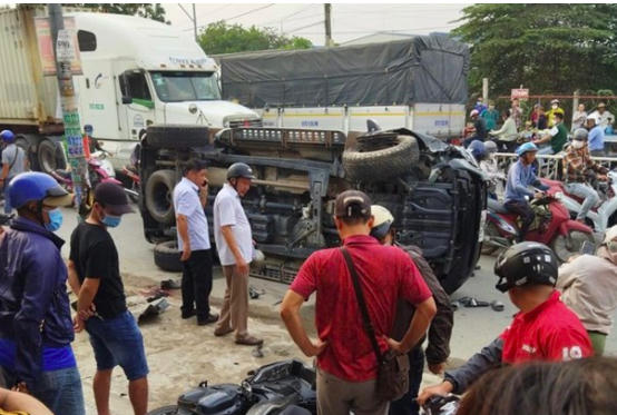 Hiện trường vụ xe bán tải chở ma túy tông vào nhóm người khiến 1 thiếu ta Công an tử vong và hai người khác thiệt mạng (Ảnh: Báo Giao thông).