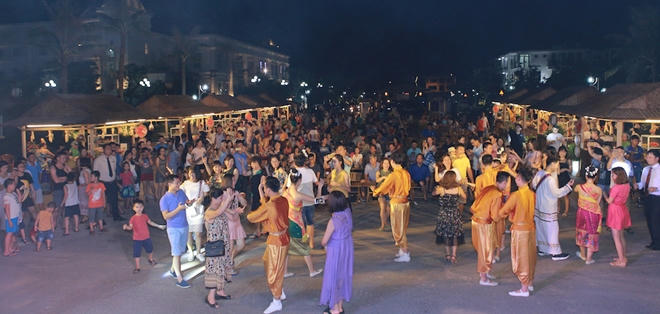 Lễ hội Lào trước đó cũng thu hút đông đảo khách du lịch tham dự.