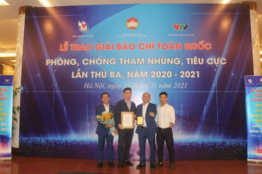 Tác giả Nguyễn Văn Khương, Hoàng Văn Vượng từ trái qua phải trước đó đoạt giải KK "Giải báo chí toàn quốc về phòng chống tham nhũng, tiêu cực lần thứ III năm 2021".