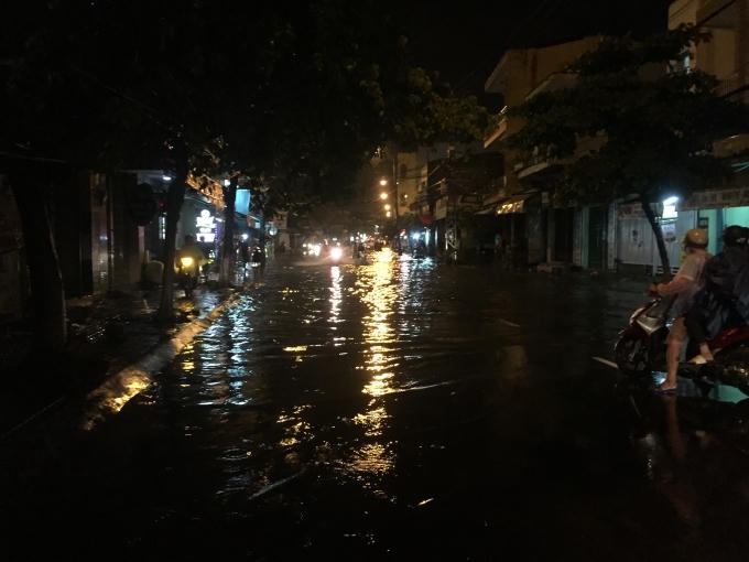 Cho đến gần nửa đêm nước vẫn không có dấu hiệu thuyên giảm.