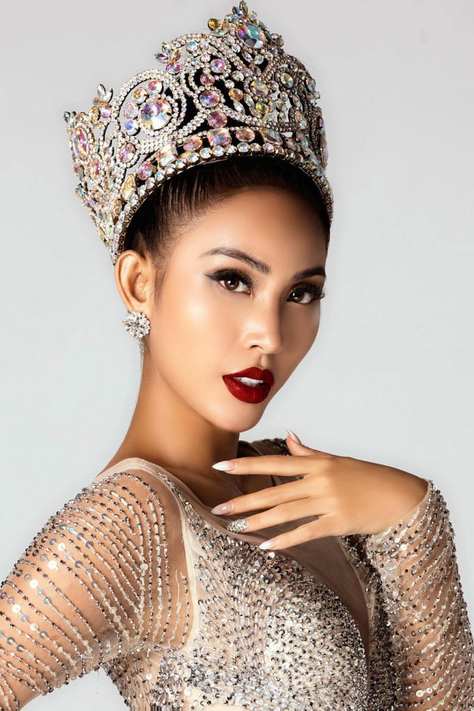 Nhìn hình thể quyến rũ, nụ cười tươi và thần thái cuốn hút của Trương Hằng trên sân khấu thật khó tin là cô đã có nhiều năm tập trung kinh doanh và vắng bóng khỏi làng nghệ thuật Việt.