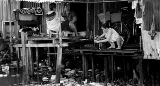 Cảnh sống trong nhà “ổ chuột” tại quận Bình Thạnh.