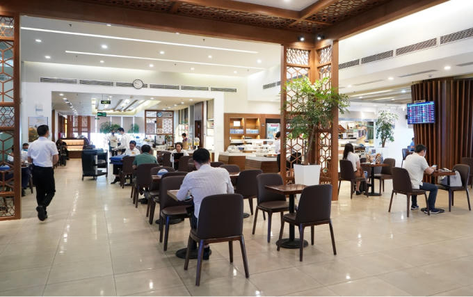 Hành khách được trải nghiệm Phòng khách Bông Sen để thư giãn trước chuyến bay. (Ảnh: VNA)