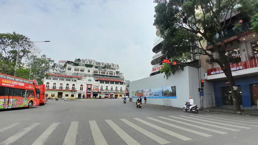 Từ toà nhà nhìn ra phía trước là Quảng trường Đông Kinh Nghĩa Thục. (Ảnh: N. Trường)