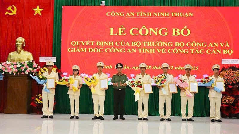 Công an Ninh Thuận công bố quyết định điều động, bố trí lãnh đạo cấp phòng trực thuộc Công an tỉnh đối với 33 cán bộ.