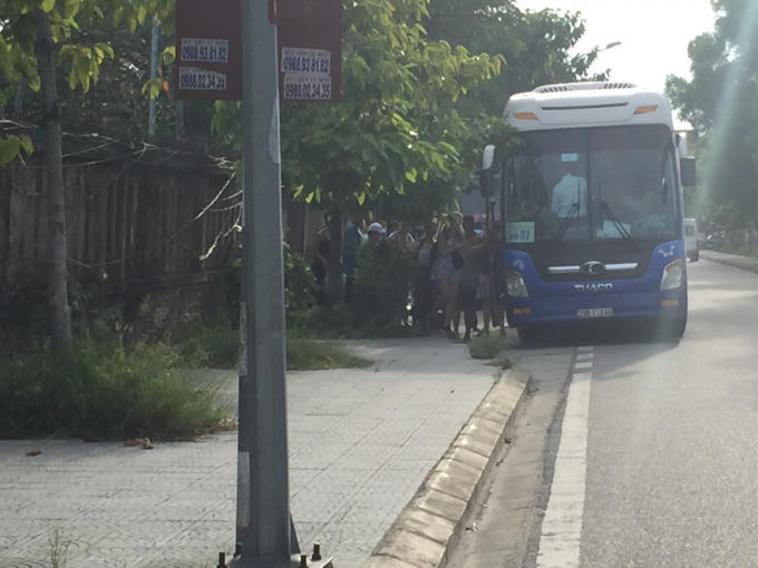 Cảnh đón khách tấp nập.