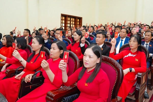 Các đại biểu biểu quyết thông qua Nghị quyết Đại hội.