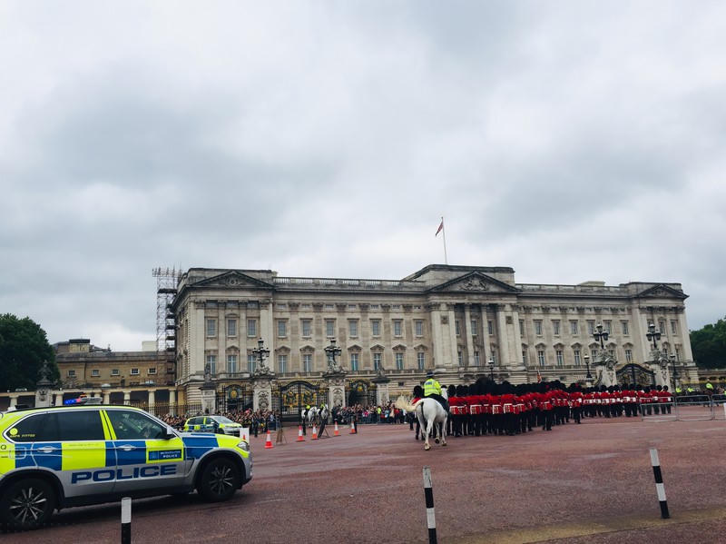 Theo bật mí của Hiếu, hôm nào Nữ hoàng Elizabeth II ở nhà thì lá cờ trên nóc Cung điện sẽ được thả bay trong gió