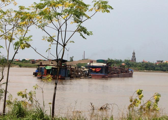 “Lãnh địa cát tặc” ven sông Hồng, tại phường Hồng Châu, thành phố Hưng Yên, rạng sáng 22/9/2017, phóng viên VietnamPlus thực hiện. Ảnh minh họa.