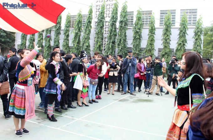 Các chàng trai, cô gái tham gia ném cầu để "kết duyên". (Ảnh: Đức Biên)