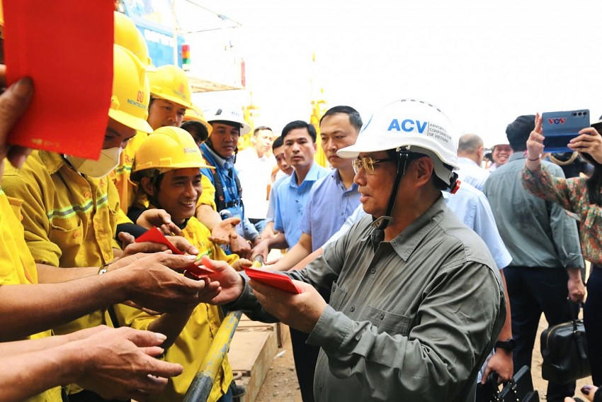 Thủ tướng Phạm Minh Chính chúc Tết kỹ sư, công nhân thi công sân bay Long Thành.