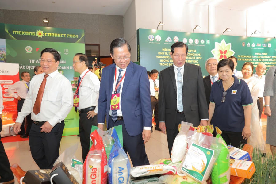 Các đại biểu tham quan gian hàng triển lãm.