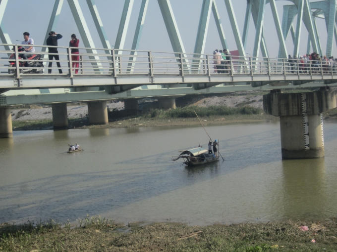 Người dân đang đưa thuyền ra tìm kiếm xác nạn nhân.