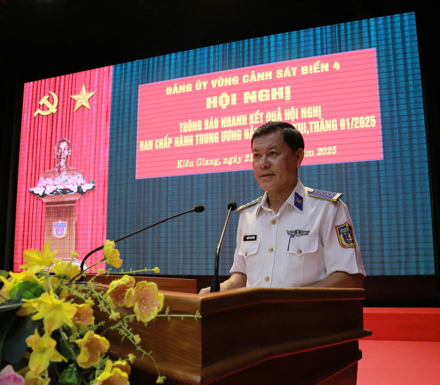 Đồng chí Đại tá Nguyễn Thái Dương, Ủy viên Ban Thường vụ Đảng ủy, Phó Chính ủy Bộ Tư lệnh Vùng thông báo nhanh kết quả Hội nghị BCH TW Đảng Khóa XIII.