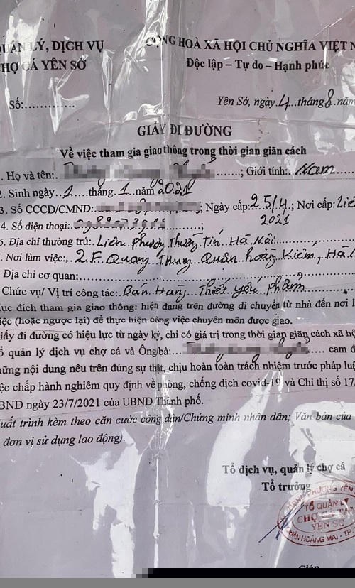 Giấy đi đường do chủ ki ốt tại chợ cá Yên Sở cấp, mẫu giấy trắng. Tờ giấy này ghi người đi đường sinh ngày 1/1/2021, tức là mới 8 tháng tuổi.
