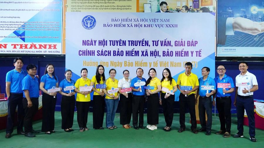 Ông Trịnh Trung Kiên - Phó Giám đốc BHXH tỉnh Cà Mau, cùng Phòng Truyền thông và Hỗ trợ người tham gia và tổ chức dịch vụ thu Bưu điện thể hiện quyết tâm đạt mục tiêu đề ra tại buổi lễ ra quân.