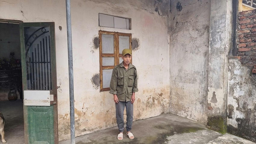 Ông Trần Văn Ngọc tại ngôi nhà cũ kỹ, dột nát