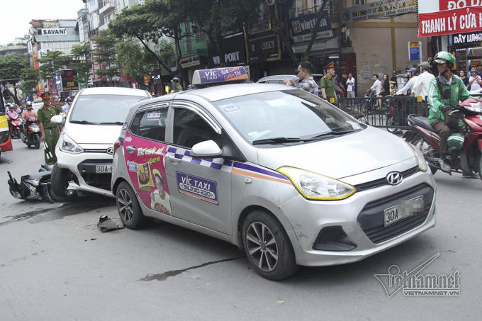 Hà Nội: Huyndai i10 gây tai nạn liên hoàn trên phố Tôn Đức Thắng
