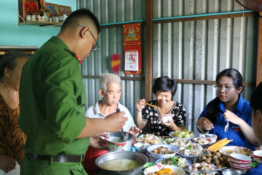 Bữa cơm nghĩa tình do cán bộ Công an phường phối hợp cùng đoàn viên, thanh niên chuẩn bị cho gia đình ông Nguyễn Văn Mẫn (khóm Bờ Xáng).