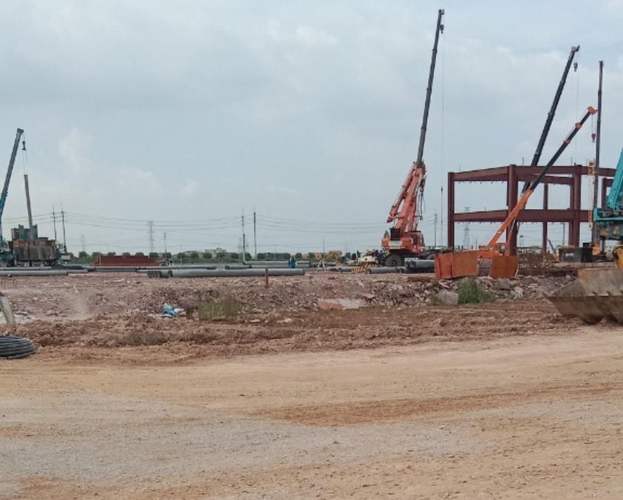 Tại công trình đang tập chung rất nhiều máy móc thi công.