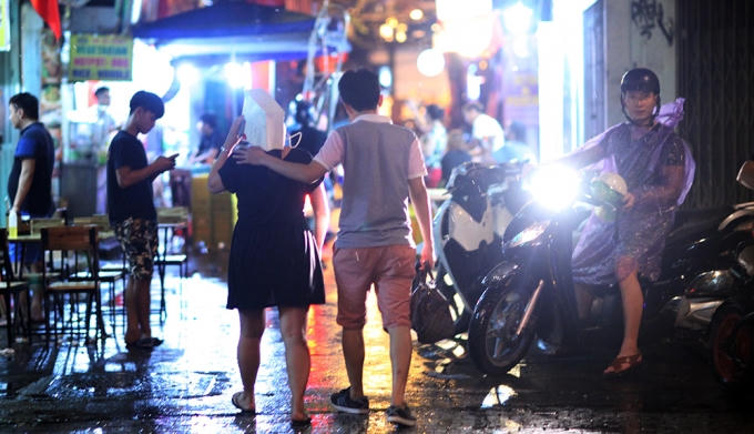 Nhiều người dân Thủ đô và du khách nước ngoài vẫn đổ về khu vực phố cổ khá đông.