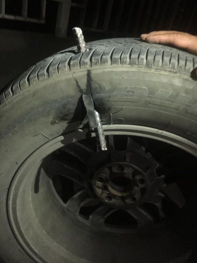 Chiếc lốp xe bị thanh sắt đăm xuyên qua.