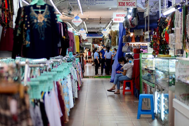 Trong một gian hàng quần áo.