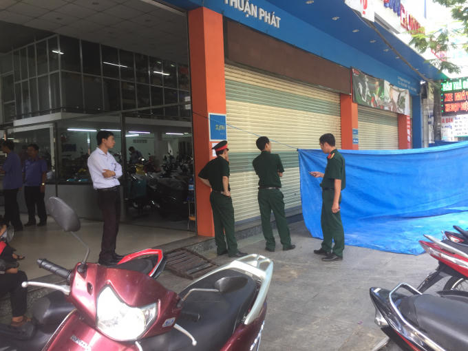 Lực lượng chức năng c&oacute; mặt tại hiện trường.