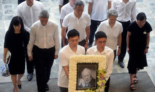 Anh em nhà họ Lý trong đám tang cha (phải qua) Lý Vĩ Linh, Hà Tinh, Lý Hiển Long, Lý Hiển Dương, Lâm Học Phần.