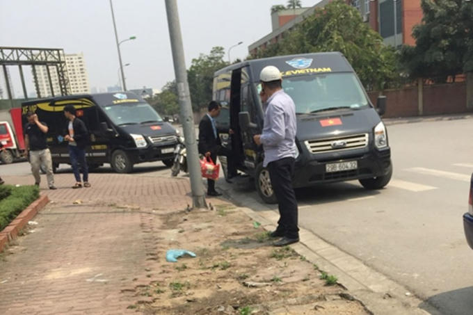 Nhà xe “XE Việt Nam” xếp khách mà không có lực lượng chức năng nào xử lý. Ảnh: PV