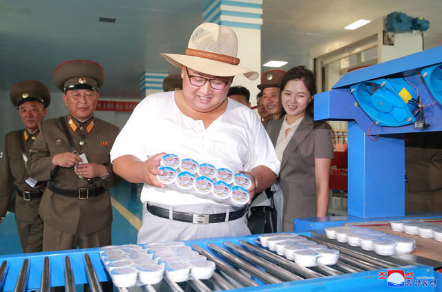 Trong những tháng gần đây, ông Kim Jong-un đã tiến hành hàng loạt chuyến thị sát tới các nhà máy, cơ sở sản xuất tại Triều Tiên. Đây được cho là một phần trong kế hoạch thúc đẩy nền kinh tế Triều Tiên phát triển của ông Kim Jong-un.