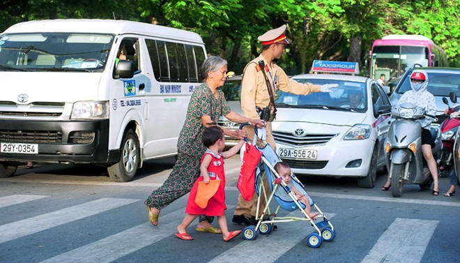 Hình ảnh đẹp về người chiến sĩ CSGT. (Ảnh http://anninhthudo.vn)