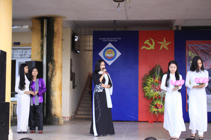 Cô Nguyễn Thị Thúy Ngọc với bài hát "chiều Trường Sơn"