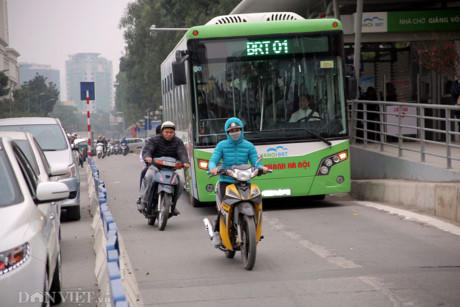 Tuy nhiên, người dân vẫn lấn làn dành cho xe buýt BRT.