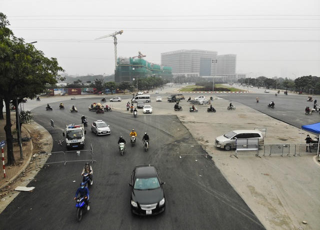 Lực lượng chức năng đã lập rào chắn, hạn chế các phương tiện ô tô tải, ô tô khách để phục vụ việc tháo dỡ rào chắn an toàn.