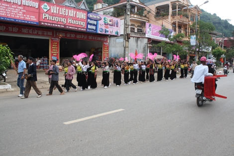 Đồng bào người H' Mông tổ chức ca hát, ngay trên đường.