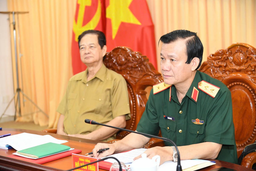 Ông Nguyễn Tấn Dũng - nguyên Ủy viên Bộ Chính trị, nguyên Thủ tướng Chính phủ; Trung tướng Hồ Văn Thái - Chính ủy Quân khu 9 tham dự hội thảo