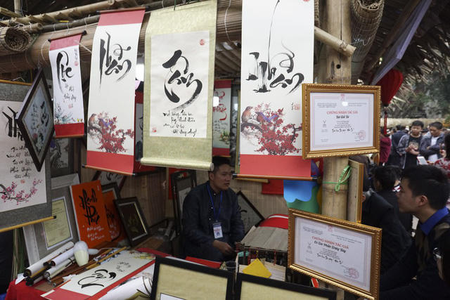 Nhiều bức thư pháp được các ông đồ viết sẵn để giới thiệu tới khách xem.