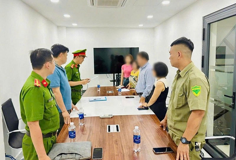 Cơ quan CSĐT Công an TP Huế đọc lệnh khám xét Công ty Cổ phần DVTVMT Hải Âu.