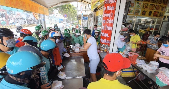 Hàng vạn shipper đổ ra đường, khốc liệt giành 200 triệu USD