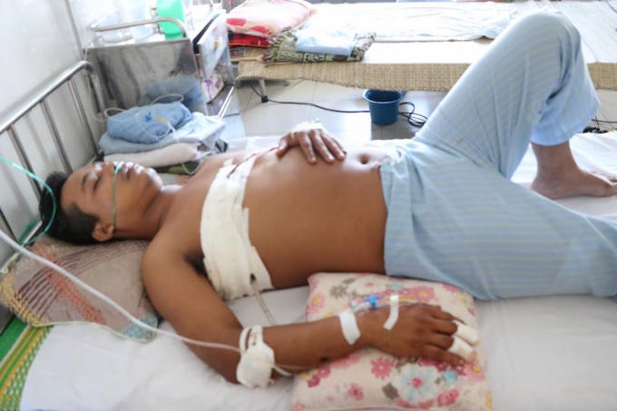 Anh Phước đang được điều trị tại BV HNĐK Nghệ An, nhờ phẫu thuật kịp thời nên anh may mắn qua cơn nguy kịch sau vết thương chí mạng vì bị đồng nghiệp đâm.