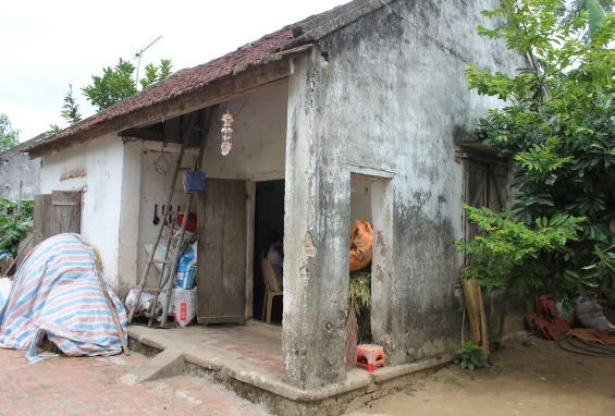 Căn nhà cũ kỹ của mẹ con Trang nằm ở vùng trũng nhất xóm, mùa lũ thường ngập quá nền nhà.