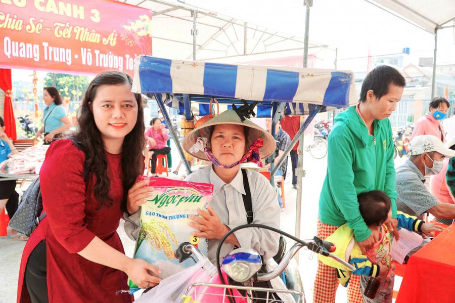 Bà Đỗ Lê Khánh Kiều - chủ tịch Hội liên hiệp Phụ nữ phường Vĩnh Quang trao quà Tết cho người dân có điều kiện khó khăn ở địa phương.