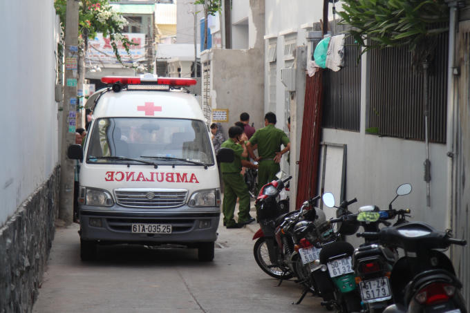 Công an khám nghiệm hiện trường.