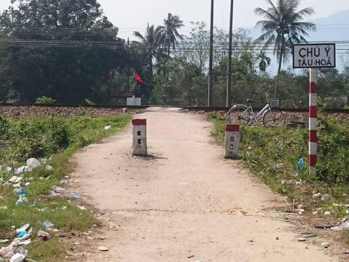 Tuy đường này không lưu thông được xe ô tô, nhưng đối với đi lại bằng phương tiện xe máy, xe đạp hay đi bộ cũng cần cảnh giác.