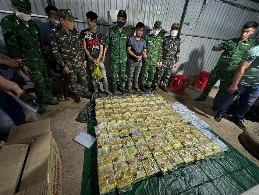 Các đối tượng và tang vật bị lực lượng chức năng bắt giữ.